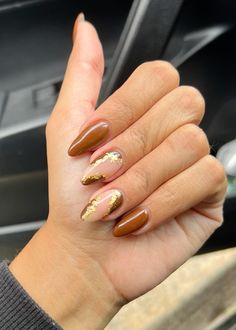 Gold Foil Nails Fall, Brown Gold Flake Nails, Fall Nail Designs Gold Foil, Chocolate Brown And Gold Nails, Nail Design With Foil, Brown And Gold Foil Nails, Copper And Gold Nails, Brown Foil Nails, Brown Nails Gold Flakes