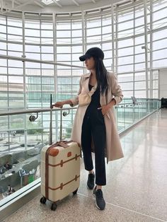 30 Best Comfy Long Flight Airport Outfits to Copy for Your Next Trip 61 Asheville Outfits, Airport Outfit Long Flight, Airport Outfit Winter, Petite Trench Coat, Winter Vacation Outfits