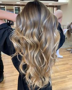 Summer 2020 Hair Color Trends, 10 Major Winter Hair Colors, Honey Blonde Balayage, Winter Hair Colors, Bronde Hair, Wella Hair, Honey Blonde Hair, Brown Hair Balayage, Blonde Hair Inspiration