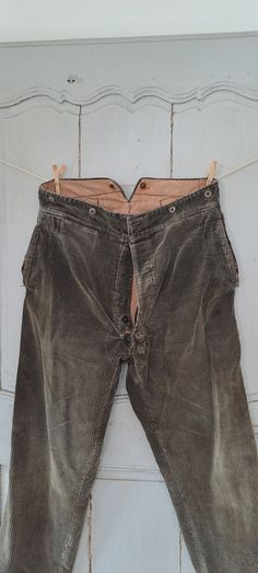 1940s 1950s velours corduroy farmers pants. Button fly. Cinch buckle back. In well used condition. Patched and darned With heavy wear to the cuffs and pockets. Small hole in the crotch Waist 36" 92cm Hips 48" 122cm Waist to hem 40" 102cm Inside leg 27" 69cm 1202g Vintage Corduroy Pants With Pockets, Vintage Brown Bottoms With Buttons, French Workwear, Sewing Fashion, Workwear Vintage, Workwear Pants, Vintage French, French Vintage, Gender Neutral