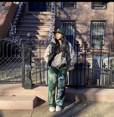 Winter Streetwear Black Women, Women’s Street Wear, Green Streetwear Outfit, Fits With Cargo Pants, Streetwear Fashion Black Women, Streetwear Fashion Women Winter, Girly Tomboy Outfits, Winter Streetwear Women, Streetwear Fashion Fall