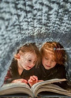 گیزمودو's Photo Girls Reading, Sibling Photography, An Open Book, Foto Tips, Family Matters, Childrens Photography, Reading A Book, Shooting Photo, Beanie Babies