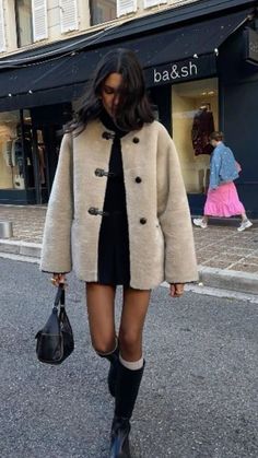 Paris Fits Aesthetic Winter, Melbourne Winter Fashion 2024, Casual Horse Race Outfit, New Years Inspo Outfit, Nyc Holiday Outfits, Paris Fits Winter, Charcoal Sweater Outfit, London Going Out Outfit, Europe Outfits Cold