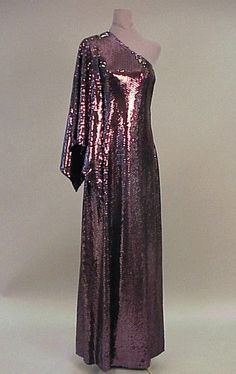 Couture and Textiles - Halston 1970's - Doyle New York 70s Dress Disco, Disco Fashion, Fashion 1970s, Elegante Y Chic, Fashion 70s, 20th Century Fashion, Elsa Peretti, Vintage Couture, 1970s Fashion