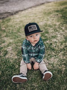 Announcing a pregnancy? This SnapBack is just perfect for the future big brother! Laser engraved on vegan leather Infant size: 48 cm for Baby ( 0 - 3 years old) Youth size: 52cm Circumference / 6.5'' x 2.5'' Brim; 7.5'' x 6.5'' Crown; 4'' High Adult: 2.75'' Brim; 4.5'' x 7.0'' Crown Can gladly create custom orders (just send an Etsy message and we'll make your vision come to life!) Country Baby Pictures, Country Babies, Western Baby Clothes, Baby Clothes Country, Cute Country Couples, Southern Baby, I Want A Baby, Cowboy Baby, Western Babies