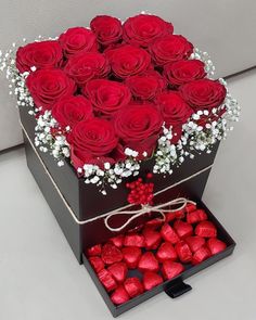 Esse lugar é a sua cara! Use o ícone de coração no app pra salvar a loja na sua área de Favoritos. JM Doces Flowers Bouquet Gift Girlfriend, Cake Designs For Girl, Valentines Surprise, Fruit Basket Gift, Creative Birthday Cards, Luxury Flower Bouquets