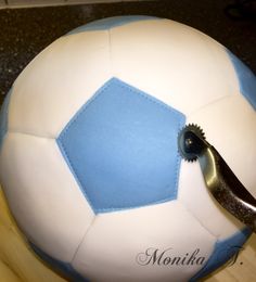 65 Birthday Cake, Football Cakes, Football Board, Pull Apart Cupcakes, Football Cake, Creative Cake Decorating, Bedroom Decor For Teen Girls, Cake Factory, Fondant Tutorial