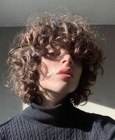 Sheridan Animation, Fluffy Curly Hair, Curly Hair Photos, Short Curly Haircuts, Haircuts For Curly Hair, Shot Hair Styles, Curly Hair Inspiration, Fluffy Hair, Curly Hair Men