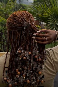 Short Red Box Braids With Beads, Braids With Beads Claw Clip, Color 30 Braids With Beads, Shoulder Length Box Braids With Color, Blonde Beaded Braids, Short Box Braids Hairstyles Ideas, Wooden Bead Braids, Ombre Braids With Beads, Black And Brown Braids With Beads