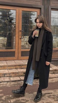 Styling Long Coats, Pnw Gothic Outfits, Dr Martens Autumn Outfit, Bookcore Style, Dr Martens Fall Outfit, Kaban Outfit, Winter Dr Martens Outfits, Doctor Who Inspired Outfits, Spain Winter Fashion