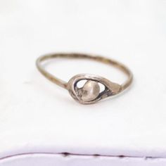 Vintage Sterling Silver Round Oval Abstract Clasp Ring | Size 3 1/2  The perfect gift for anniversaries, mother's day or a good treat for yourself! Made of Sterling Silver Double Ring, Sterling Silver Bands, Vintage Art Deco, Silver Band, Sterling Silber, Vintage Sterling Silver, Vintage Gold, Silver Fashion, Clip On Earrings