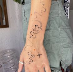 A Smokey grey and black tattoo on a hand. Free handed swirls and whorls with a big star/sparkle and a couple orange dots. Aura Tattoos, Whimsical Tattoos, Tattoos Infinity, Funky Tattoos, Tattoos Mandala, Inspiration Tattoo, Tattoos Geometric, Hand Poked Tattoo, Tattoos Skull