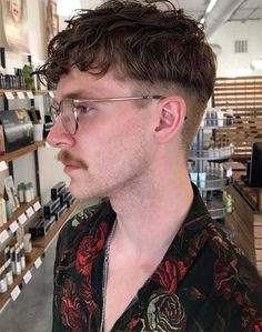 Macho Moda - Blog de Moda Masculina: Os CORTES DE CABELO MASCULINO para 2020, o que é Tendência pra esse ano? Bowl Haircuts, Plum Hair, Latest Haircuts, Men Haircut Styles, Corte De Cabelo Masculino, Mens Haircuts Short, Bowl Cut, Wearing Glasses