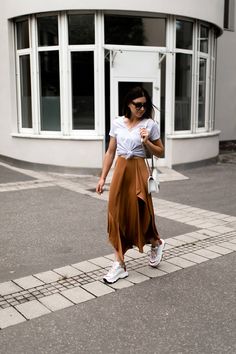 Chunky Sneakers Outfit, Pencil Skirt Outfits Casual, Sneakers Chanel, Europe Summer Outfits, Statement Sneakers, Sneakers Outfit Summer, Summer Office Outfits, Casual Chic Outfits