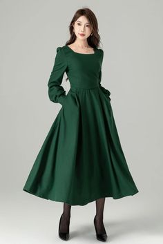 Winter Inspired Dress, Christmas Dress Green, Witch Inspiration, Skirt For Winter, Winter Wool Dress, Diy Clothes Design, Couples Photos, Long Winter, Fashion Mistakes