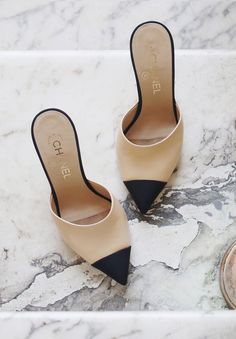 Sepatu Pump, Tooth Whitening, Dr Shoes, High Heels Boots, Boyfriend Jean, Womens Shoes High Heels, Shoe Obsession, Chanel Shoes, Womens Shoes Wedges