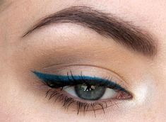 riga di teal blu Make Up Color, Eyeshadow For Green Eyes, Eyeliner Shapes, Eyeliner Color, Eyeliner Hacks, Winged Eyeliner Tutorial, Smokey Eyeliner, Blue Liner