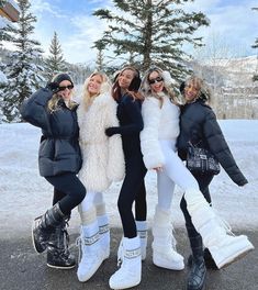 pιnтereѕт мoodвoardѕ<3 (@cl0udyam) • Photos et vidéos Instagram Outfit Nieve, Lauren Wolfe, Moon Boots Outfit, Girls Ski Trip, Mode Au Ski, Ski Fits, Snow Fits, Ski Trip Outfit