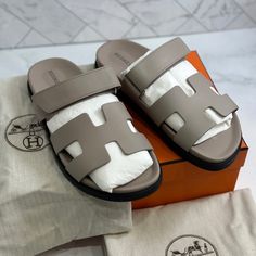 Techno-Sandal In Calfskin With Anatomical Rubber Sole And Adjustable Strap. A Sleek Design For A Comfortable And Casual Look. Made In Italy Brand New Come With Dust Bag And Box. Size 39.5 Oasis Shoes, Hermes Oran Sandals, Nigerian Men Fashion, Wooden Sandals, Suede Slides, Hermes Men, Heeled Mules Sandals, Rubber Sandals, Hermes Shoes