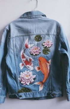 New embroidery ideas clothes beautiful 15 Ideas #clothes #embroidery Painted Jacket Aesthetic, Denim With Embroidery, Paint On Denim Jacket, Painting Clothes Ideas, Denim Painting Ideas, Painted Denim Jacket Ideas, Painting On Dress, Painted Outfits, Paint On Clothes