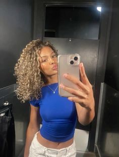 Honey Brown Hair Curly Highlights, Curly Hair Dye Ideas Brown Skin, Light Skin With Blonde Hair, Peekaboo On Curly Hair, Full Head Highlights Curly Hair, Blonde Curls Black Women, Ash Blonde On Curly Hair, White Blonde Curly Hair Black Women, Light Skin Hair Color Ideas