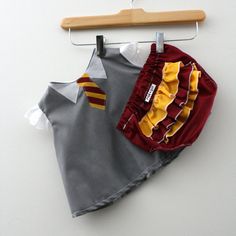 Hogwarts Gryffindor Student Costume - Shirt and Diaper Cover Baby Harry Potter Costume, Harry Potter Baby Clothes, Baby Harry Potter, Student Costume, Hogwarts Gryffindor, Baby Kostüm, Harry Potter Baby Shower, Harry Potter Baby, Baby Ready