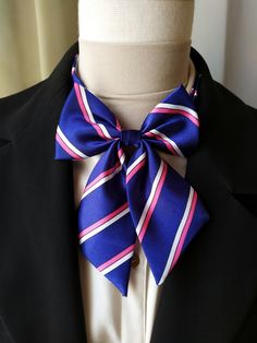 The tie knot is an essential accessory for an elegant and refined look. with or without cameo. Dimensions: Height 13 cm - Width: 15.5 cm Even more themed jewelry and accessories in my store: https://www.etsy.com/fr/shop/UneHistoiredetemps Suit And Tie Accessories With Butterfly Knot For Gifts, Adjustable Formal Bow, Elegant Bow Tie With Butterfly Knot, Elegant Bow With Butterfly Knot, Classic Bow Tie For Gifts, Classic Bow Tie Gift, Elegant Bow Ties For Gifts, Elegant Bow Tie With Butterfly Knot As Gift, Elegant Bow Ties As Gift