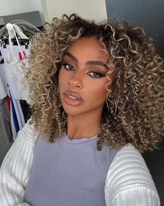 Highlights Curly Hair, Lola Rose, Blonde Curly Hair, Dyed Hair Inspiration, Colored Curly Hair, Curly Hair Inspiration, Curly Girl Hairstyles