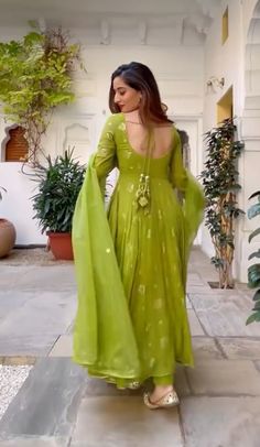 Backless Anarkali Suits, Unique Back Neck Designs For Suits, Suit Designs Indian Style, Phoenix Artwork, Designer Dresses Elegant, Krishna Gif, Desi Aesthetics, Pakistan Dress, Georgette Anarkali