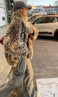 Estilo Vanessa Hudgens, Stile Kylie Jenner, Leopard Print Coat, Autumn Fits, Coat Outfit, Outfit Jeans, Looks Street Style, Print Coat