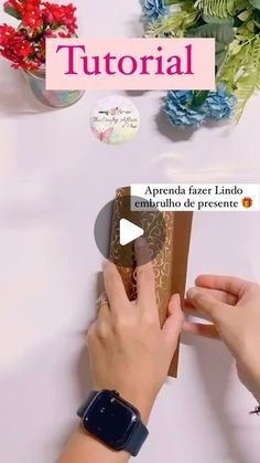 a person is making a card with flowers in the background and text that reads,'apprenda exer linda emerindo de prenecemente