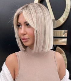 Blunt Bob with Razored Curtain Bangs Trendy Curtain Bangs, Hair Curtain Bangs, Kort Bob, Blonde Bob Haircut, Short Bobs, Silver Blonde Hair, Blonde Bob Hairstyles, Bob Haircut For Fine Hair, Blonde Hair Inspiration