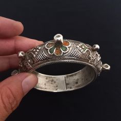 Handmade from Tiznit. Very old bracelet. Raw silver. Exquisite hand engraving. Beaded bracelet. Good measure. In good condition and fast shipping. *weight: 73.1 gram *height: 2.1 cm If there is any other question send me a message and i will be very happy to answer it as son as possible. Visit my store: https://www.etsy.com/fr/shop/Berberjewelery Bohemian Silver Bracelets With Meenakari, Hand Engraving, Happy Valentine, Antique Jewelry, Bangle Bracelets, Antique Silver, Jewelry Bracelets, Bangles, Beaded Bracelets