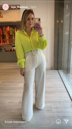 Lime Shirt Outfit, Lime Green Top Outfit, Lime Green Shirt Outfit, Green Shirt Outfits, Beige Pants Outfit, Green Top Outfit, Lime Green Shirts, Outfit Mujer, Outfit Primavera