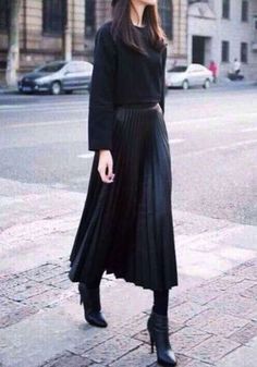 Stivali e gonna: dalle passerelle allo street style | DiLei Pleated Midi Skirt Outfit, Curated Closet, Midi Skirt Outfit, Woman In Black, Trendy Skirts, Minimalist Wardrobe, All Black Outfit, Mode Inspo