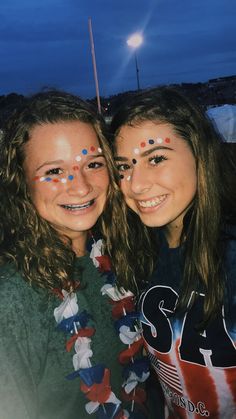 School Spirit Day Face Paint Ideas, Hoco Football Game Face Paint, Game Day Dots On Face, School Spirt Makeup, Fourth Of July Make Up Ideas Easy, Face Dots For Football Games, Homecoming Game Face Paint, Spirit Face Paint Football, Football Game Dots On Face