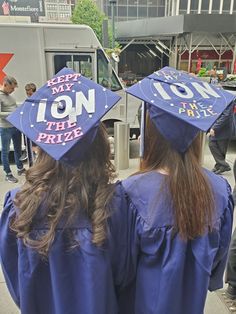 Chemistry Cap Decoration, Science Grad Cap, Chemistry Graduation Cap Ideas, Science Cap Decoration, Science Major Graduation Cap, Graduation Pictures Science, Graduation Cap Designs Chemistry, Graduation Cap Science, Chemistry Grad Cap