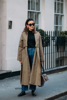 Mommy Jeans, Mode Dope, How To Wear Loafers, London Fashion Week Street Style, Fashion Australia, Gucci Loafers, Popsugar Fashion, Outfit Jeans, Long Trench