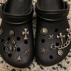 Goth Croc Charms, Cool Shoes For Men, Cool Shoe, Grunge Shoes, Black Crocs, Shoes Charms, Crocs Fashion, Fun Shoes, Diy Shoe