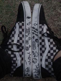 Cool Shoe Drawings, Converse Designs Diy Grunge, Drawing On Sneakers Ideas, Drawing Ideas On Shoes, Converse Doodles Aesthetic, Stuff To Draw On Your Shoes, Converse Designs Ideas Drawing, Emo Shoes Aesthetic, Draw On Shoes Ideas