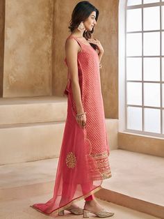 Peach-coloured woven design kurta with trousers with dupattaKurta design:Woven designStraight shapeRegular styleSquare neck, sleevelessThread work & zari detailCalf length with straight hemSilk blend machine weave fabricTrousers design:Solid trousersPartially elasticated waistbandSlip-on closure