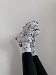 Basket New Balance, Modele Fitness, Pretty Sneakers, Trendy Shoes Sneakers, Pretty Shoes Sneakers, Trening Fitness, Shoes Outfit Fashion, Cute Nike Shoes, Cute Sneakers