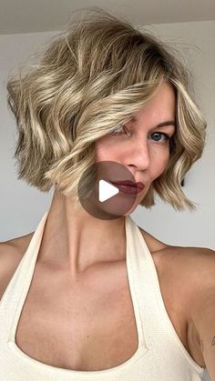 💫 𝙻𝚘𝚞𝚒𝚜𝚊 𝙼𝚊𝚣𝚣𝚞𝚛𝚊𝚗𝚊 💫🔮 on Instagram Style Short Bob How To, Short Tousled Hairstyles, Bobbed Wedding Hair, Pictures Of Back Of Short Hair Bobs, Styling A Bob Haircut Tutorial, Short Hair Wedding Guest Styles Bob, Curtain Bangs On Bob Hair, Hot Iron Curls Tutorials, Chin Length Hair Styling Ideas