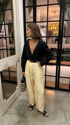 Yellow Linen Pants Outfit, Yellow Linen Pants, Yellow Pants Outfit, Aesthetic Street, 2024 Aesthetic, Looks Street Style, Fashion Mistakes, Mode Inspo, 가을 패션