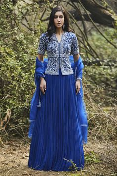 Reka Bentuk Blaus, Lengha Blouse Designs, Jacket Lehenga, Lehenga Designs Simple, Anarkali Dress Pattern, Gaun Fashion, Long Dress Design, Indian Dresses Traditional