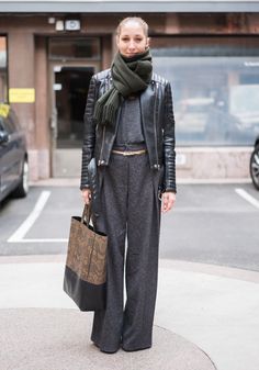 Leather Jacket Trousers Outfit, Karla Welch Street Style, Hel Looks, Simple Work Outfits, European Street, Simple Work, Street Style Blog, Wide Trousers, Monochrome Fashion