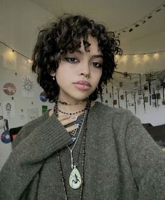 Short Curly Hair Shag, Hair Cuts For Curly Hair With Layers, Short Curly Haircuts With Bangs, Nb Hair, Very Short Curly Hair, Hair Oval Face, Vertical Labret, Short Grunge Hair