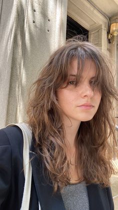 25 Trendy Aesthetic Shaggy Haircuts for Women: Your Ultimate Style Guide | The Best Stylish 25 Shaggy Haircuts for Women (Detailed Gallery) Light Bangs Wispy Wavy Hair, Shag Hair No Bangs, Shaggy Haircuts For Women, Bang Inspo, Wavy Layered Hair, Bangs Wavy Hair, Medium Haircuts, Thick Wavy Hair, Shaggy Haircuts