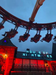 an amusement park ride at night with red lights