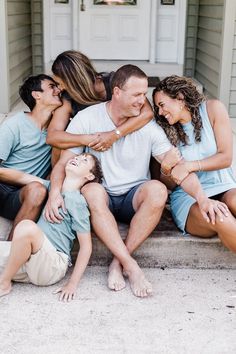 family pose on front porch with three teens Family Photos With Older Children Poses, Family Photo Session With Older Children, Family Of Five Photoshoot Older Kids, Candid Family Photos With Older Children, Family Photography With Older Children, Family Photo Shoot Older Children, Teen Family Photoshooting Ideas, Family Pictures With 3 Kids, Family Teenager Photoshoot